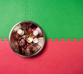 銀色のボウルの中に捨てられた生ゴミ