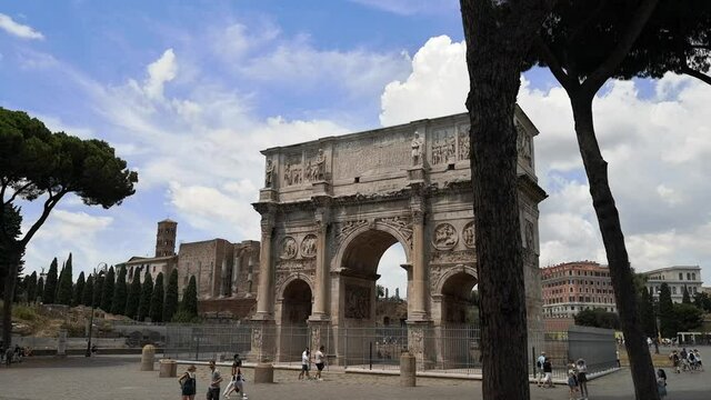 Timelapse of the Arch of Constantine in Rome during a Sunday full of tourists