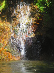 l'eau coule sur les rochers