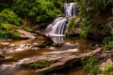 Naklejka premium Graggerschlucht mit Kaskadenwasserfall