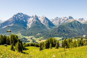 Fototapeta premium Ftan, Tarasp, Unterengadin, Bergdorf, Schloss, Fontana, Vulpera, Kirche, Wanderweg, Bergbahn, Motta Naluns, Alpen, Engadin, Innschlucht, Inn, Fluss, Graubünden, Sommer, Schweiz