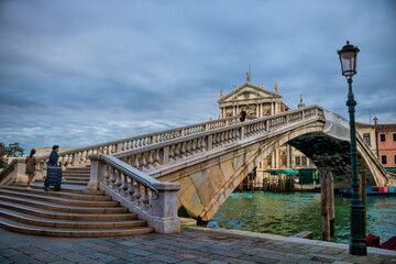 Obraz premium venedig, italien - ponte degli scalzi am canal grande