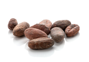 Obraz premium Cocoa beans isolated on a white background.