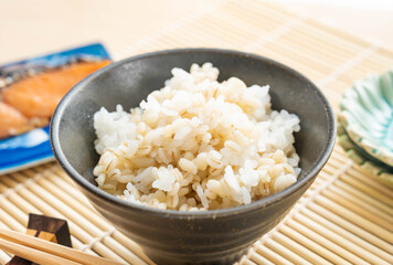 茶碗に盛ったもち麦ご飯