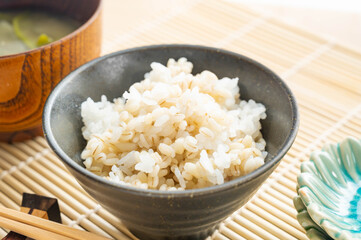 茶碗に盛ったもち麦ごはんと味噌汁