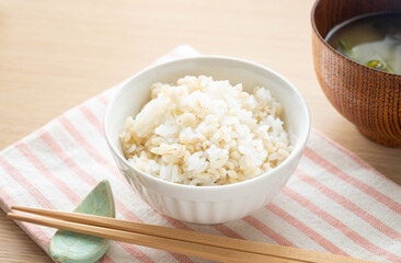 茶碗に盛ったもち麦ごはんと味噌汁