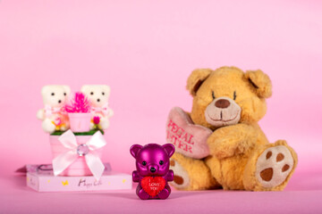 Teddy bear with couple bear friends