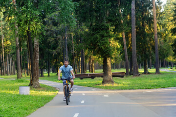 Obraz premium Strong man on a bike in the park