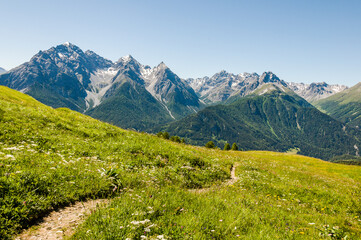 Fototapeta premium Ftan, Tarasp, Unterengadin, Bergdorf, Schloss, Fontana, Vulpera, Kirche, Wanderweg, Alpen, Engadin, Innschlucht, Inn, Fluss, Graubünden, Sommer, Schweiz