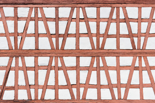 Detail einer Fachwerk Fassade von einem alten Modellbau Haus in r&ouml;tlichem hellbraun mit wei&szlig;