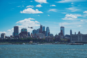 Obraz premium a helicopter and a plane are flying in the background of Manhattan on a sunny day