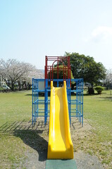 公園、遊具と芝生