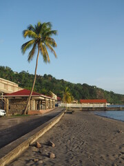 La plage de sable gris à Saint-¨Pierre en Martinique, commune dévastée par la terrible éruption de la montagne Pelée le 8 mai 1902