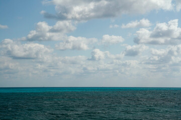 Summer. Seascape. View of the turquoise color water ocean, sea waves and horizon in the Caribbean.