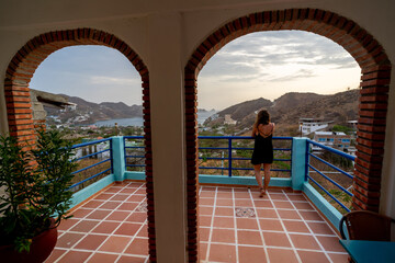 Fototapeta premium People watching the sunset on the bay from a rooftop terrace