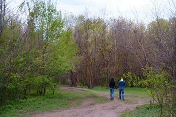 A young couple walking in the Park.