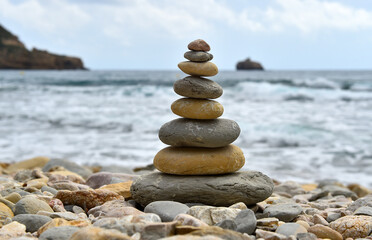 una torre de piedras redondeadas en el mar