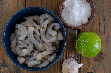 Camarão fresco, alho, limão rosa e sal