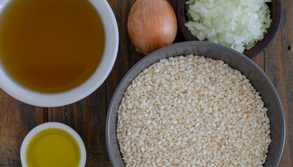 Arroz vialone nano, caldo de camarão, cebola e azeite de oliva