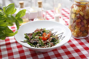 Salad with Parma ham, tomatoes, and balsamic sauce.
