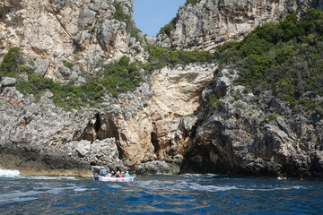 Boot an der Küste bei Paleokstritsa, Korfu