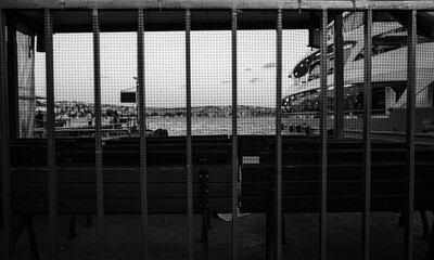 Obraz premium Steamboat. wire netting. sea ​​and waiting seats.