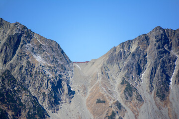 北アルプス最高峰の奥穂高岳登山の基地、白出乗越（コル）に位置する、大正13年創立の山小屋、穂高岳山荘。中部山岳国立公園。日本アルプス。