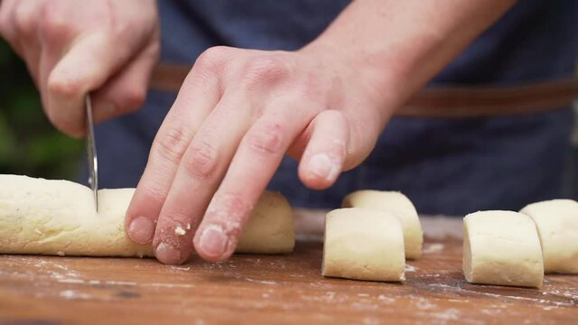 Chef cortando trozos de masa 