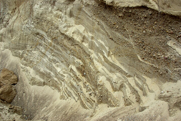 Granular texture of sand in heterogeneous layers.