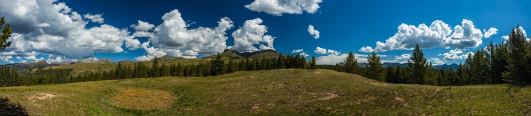 Fototapeta na wymiar landscape panorama in the mountains of Colorado