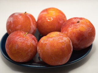 テーブルの上の新鮮なすもも