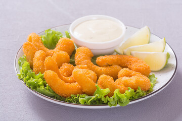 Shrimps in batter with sauce and lime