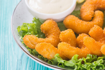 Shrimps in batter with sauce and lime