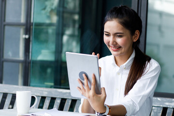 Beautiful cute asian young student in the cafe, using digital tablet and talking smiling. technology, lifestyle, friendship and people concept - happy young women.