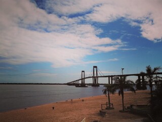 Playa, costa del r&iacute;o y puente