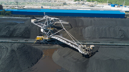 Coal loading and sorting equipment preparing the coal