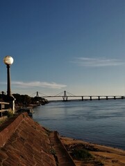 Paseo costanera - costa del río y puente -