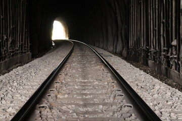Fototapeta na wymiar Tunel sobre a linha férrea, o trens passam sentido porto de Paranaguá. Ponte construída em concreto. 