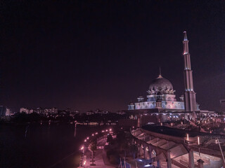 Fototapeta na wymiar Night view of the Masjid Putra