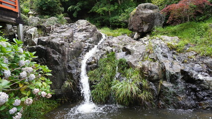 お寺の中の滝