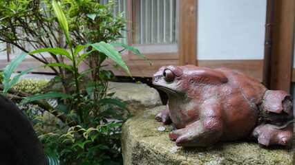 お寺の中のカエルのオブジェ