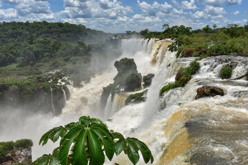 Vista al extremo de la imponente caída de agua en las cataratas del Iguazú en un día de verano 