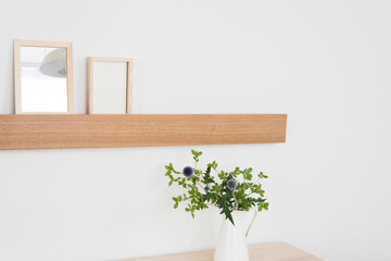 シンプルな観葉植物と木製フレーム　　ホワイトスペース