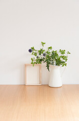シンプルな観葉植物と木製フレーム　　ホワイトスペース
