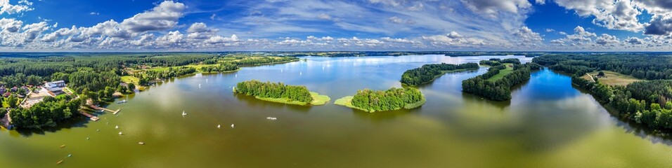 Panorama jeziora Dadaj na Warmii w północno-wschodniej  Polsce