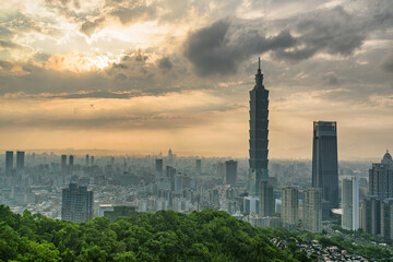 Fototapeta na wymiar Awesome view of Taipei from top of mountain at sunset