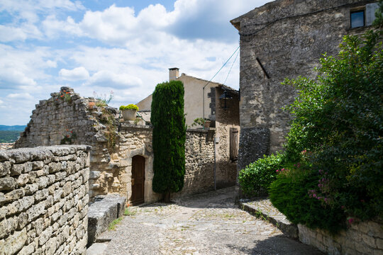 Lacoste, village m&eacute;di&eacute;val perch&eacute; dans le luberon en France.	
