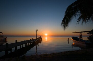 Obraz premium Amanecer en Bacalar Quintana Roo