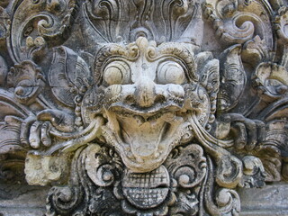Fototapeta na wymiar Hindu statues at Pura Tirta Empul, Indonesia. 