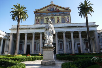 Statue im Kreuzgang der Basilica San Paolo fuori le Mura in Rom, Italien